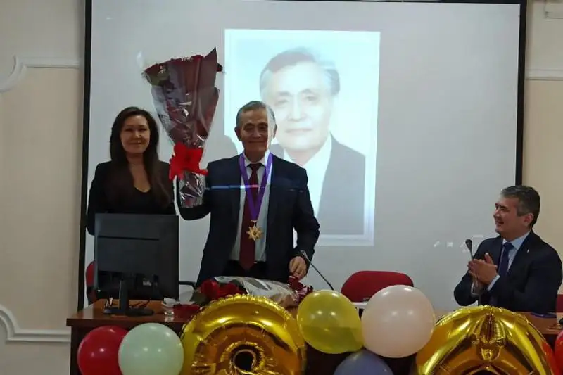Professor Bolat Habıjanuly «Altyn dáriger» medalimen marapattaldy