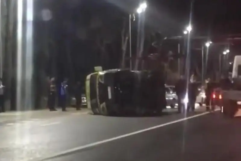 Almatyda naýqasty aýrýhanaǵa alyp bara jatqan jedel járdem kóligi aýdaryldy