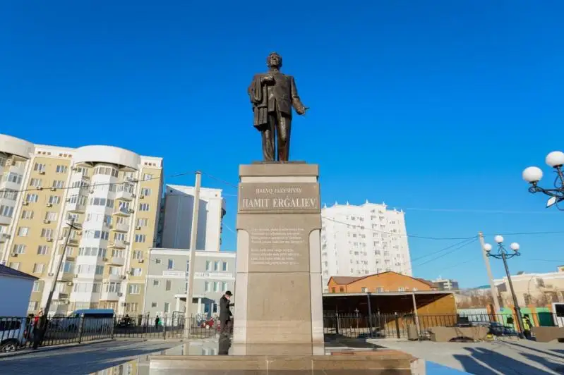 Atyraýda halyq jazýshysy Hamıt Erǵalıevke eskertkish ornatyldy