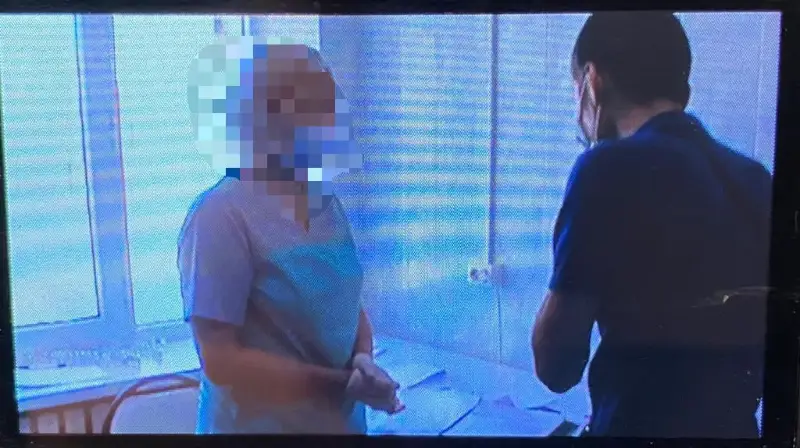 Atyraýda ustalǵan medbıke jalǵan vaktsına pasportyn 10 myń teńgege satqan