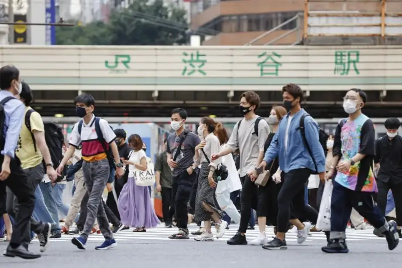 Japonııada kúndelikti COVID-19 juqtyrǵandar sany alǵash ret 9 myńnan asty