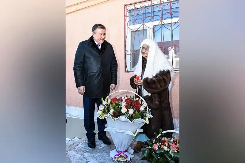 Qyzylordalyq dıqandar Eńbek Eri Sálıma Jumabekovaǵa kólik mingizdi