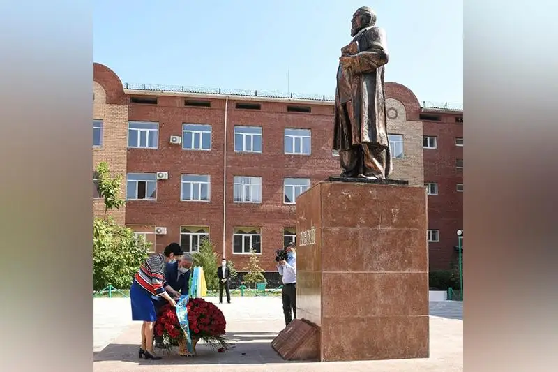 Qyzylordada oblys ákimi Abaı eskertkishine gúl shoqtaryn qoıdy
