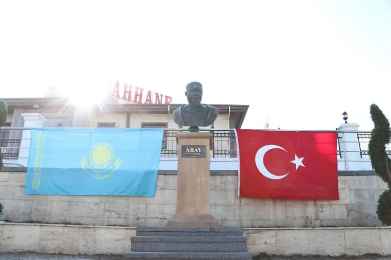 Ankarada Abaı dańǵyly men aqynnyń bıýsti ashyldy