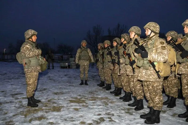 Mınıstr Desanttyq-shabýyldaý áskerleriniń brıgadasyn dabyl boıynsha kóterdi