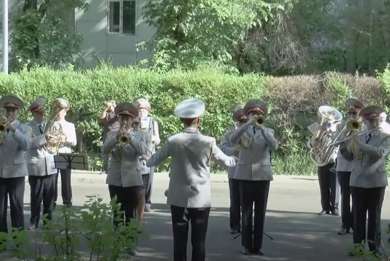 Almaty polıtseıleri soǵys ardagerine áskerı ánderdi oryndap berdi