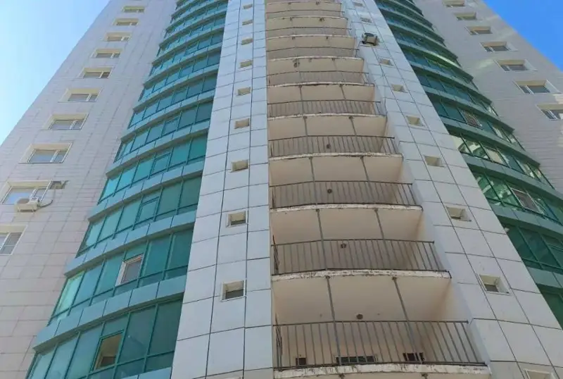 Две женщины выпали с верхних этажей высотки в Актобе