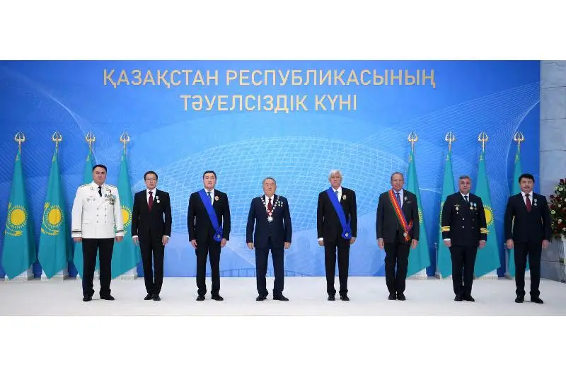 Nursultan Nazarbaev memlekettik nagradalar tapsyrý rásimine qatysty