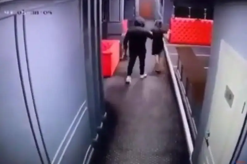 Aqtaýda pyshaqpen qarýlanǵan qaraqshylar lotereıa klýbyna shabýyl jasady