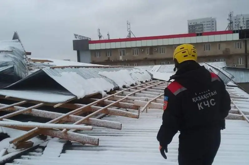 Shymkentte qatty jelden jaryq sónip, birneshe úıdiń shatyrlary qırady
