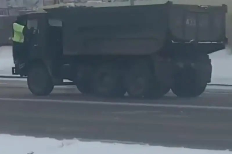 Elordada polıtseılerden qashqan KamAZ júrgizýshisi 15 táýlikke qamaldy