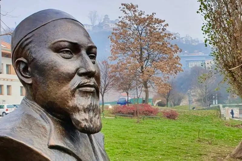 Bosnııa jáne Gertsegovınada Abaıdyń bıýsti ornatyldy