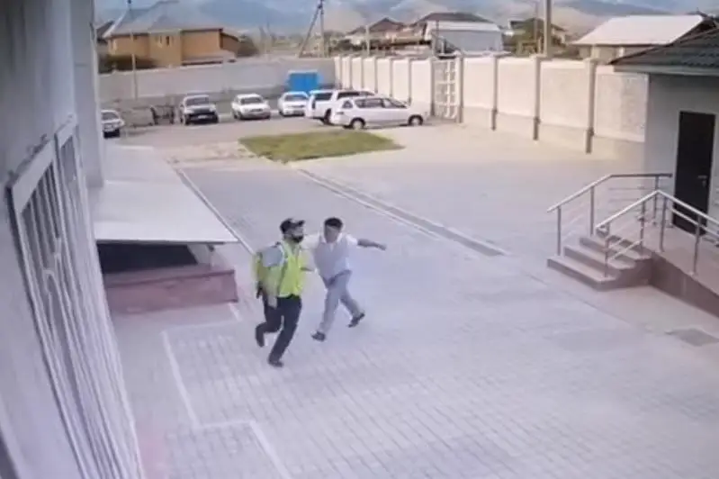 Almatyda polıtsııa basshysy qol astyndaǵy qyzmetkerlerge qol kóterdi degen kúdikke ilindi