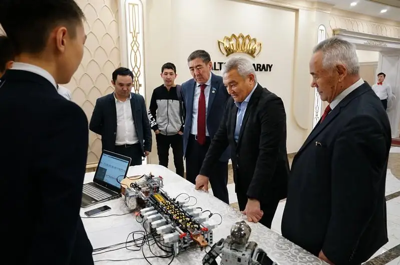 Semeıde dombyrashy robot «Jyl tańdaýy» atandy