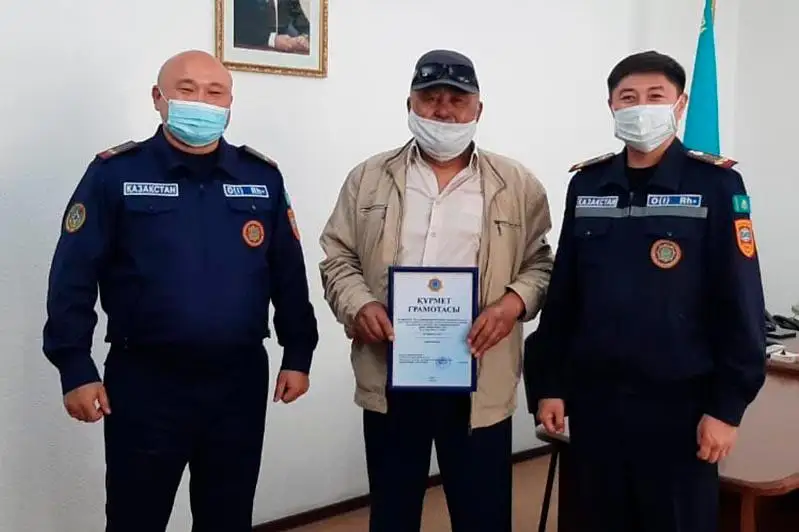 Semeıde 66 jastaǵy qartty órtten qutqarǵan azamat mınıstrdiń Alǵys hatymen marapattaldy