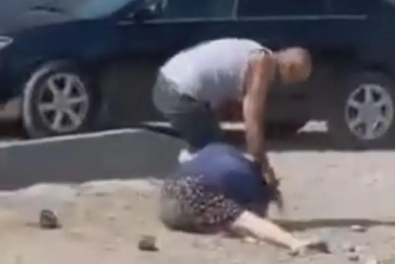 Almatyda er adam áıeliniń shashynan súırep, soqqyǵa jyqty