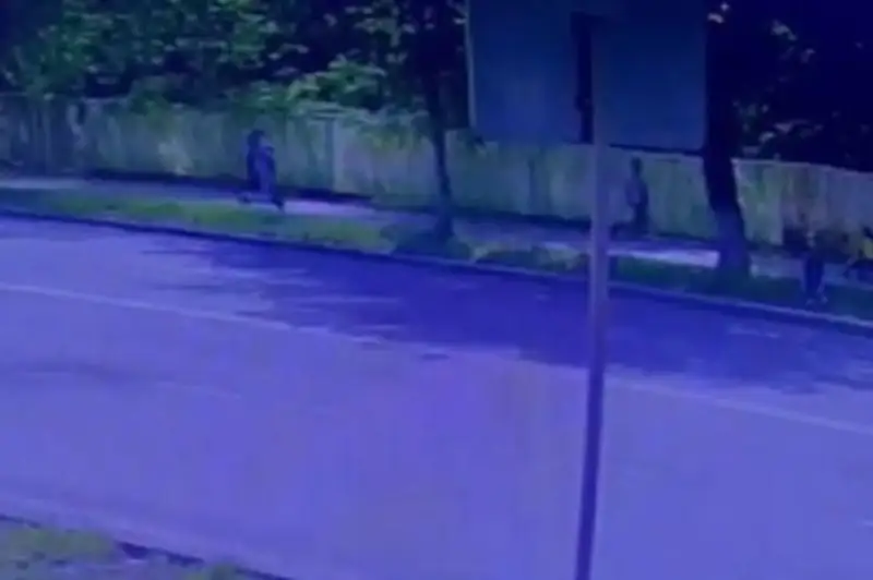 Almatyda samokat júrgizýshisi tórt jasar balany qaǵyp ketti
