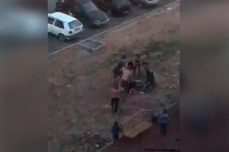 Oralda kópqabatty úıdiń aýlasynda kórshiler jappaı tóbelesken