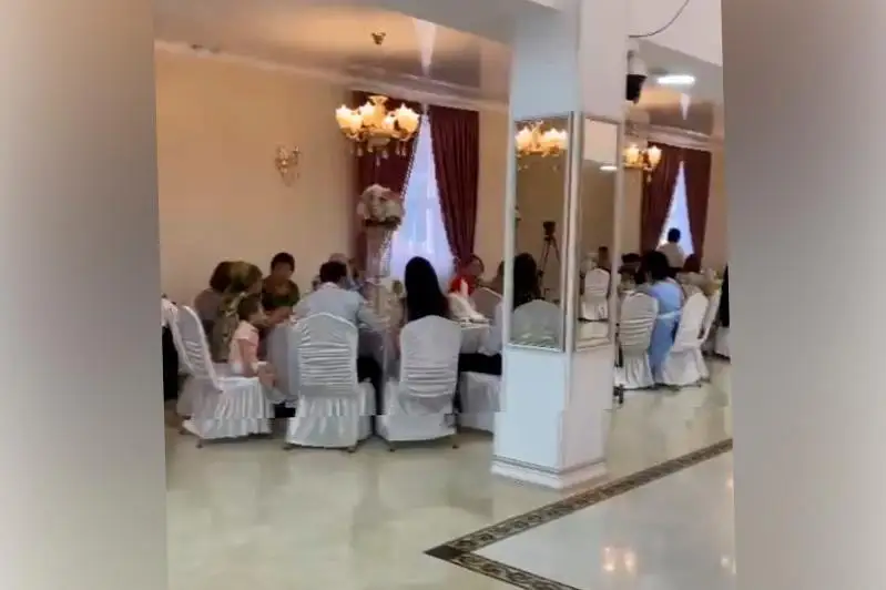 Elordada 60 adam meıramhanada ótken qyz uzatý toıyna barǵan