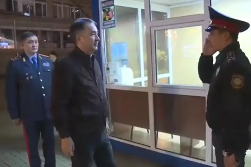 Almaty ákimi polıtsııa mobıldi pýnktteriniń jumysyn tekserdi