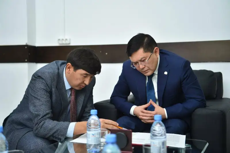 Erlan Aıtahanov qala turǵyndaryn jeke máseleleri boıynsha qabyldady