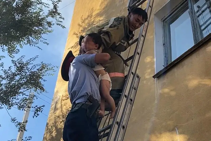 Tekeli qalasynda úshinshi qabattaǵy órt kezinde 6 adam qutqaryldy