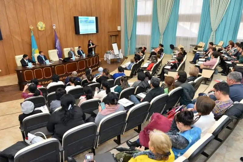 Shymkentte latyn grafıkasyna kóshý jaıy talqylandy