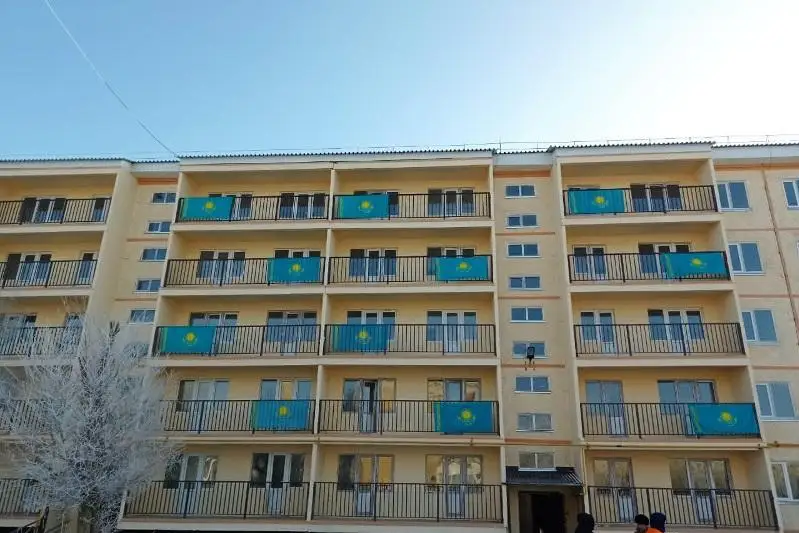 Jambyldyqtar balkondaryna 5 myńnan astam Qazaqstan týyn ildi