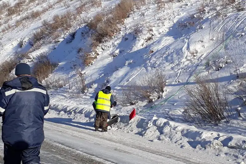Лавиноопасные склоны гор очистили от снега в ВКО