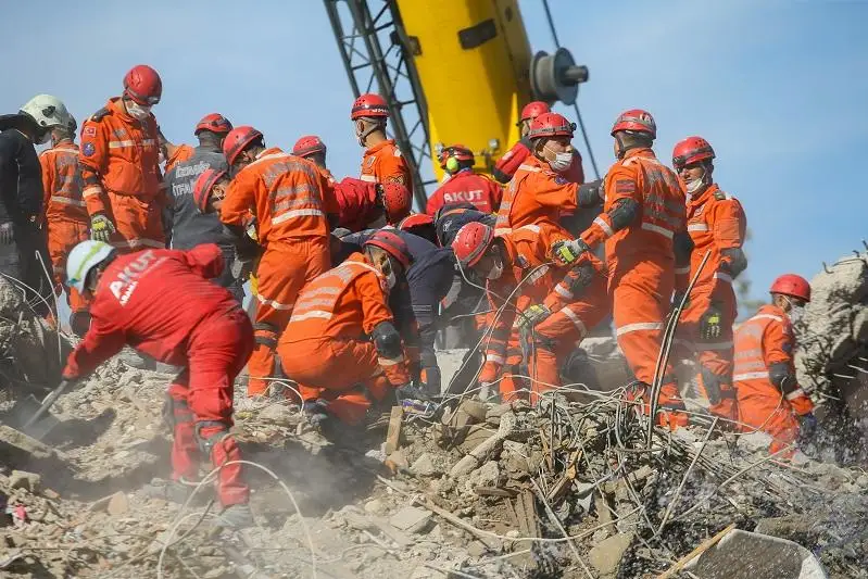 Izmırdegi jer silkinisi: Qurban bolǵan  adam sany 62-ge jetti