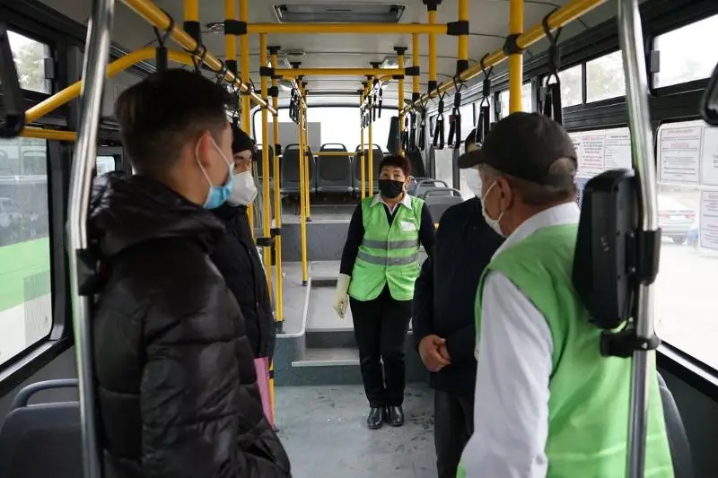 Semeı avtobýstarynda maska taqpaǵan jolaýshylar qalaı jazalanýda
