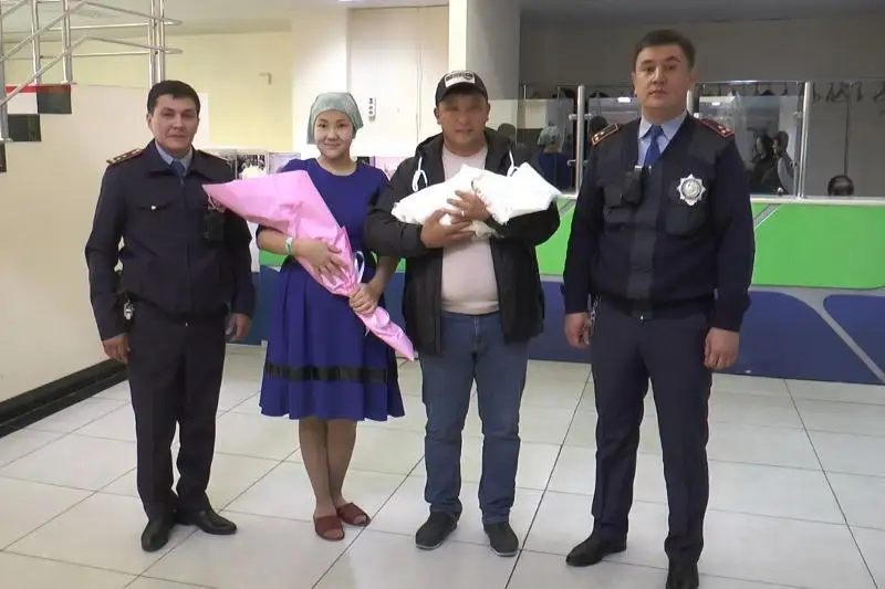 Almaty polıtseıleri jolda tolǵaǵy bastalǵan áıeldi perzenthanaǵa  jetkizdi