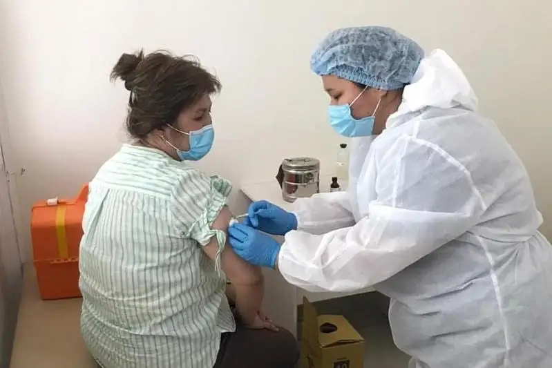 Tarazdaǵy bazarda 2 vaktsınalaý kesheni jumys isteýde