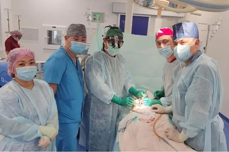 Казахстанский трансплантолог успешно пересадил печень малышу в Беларуси