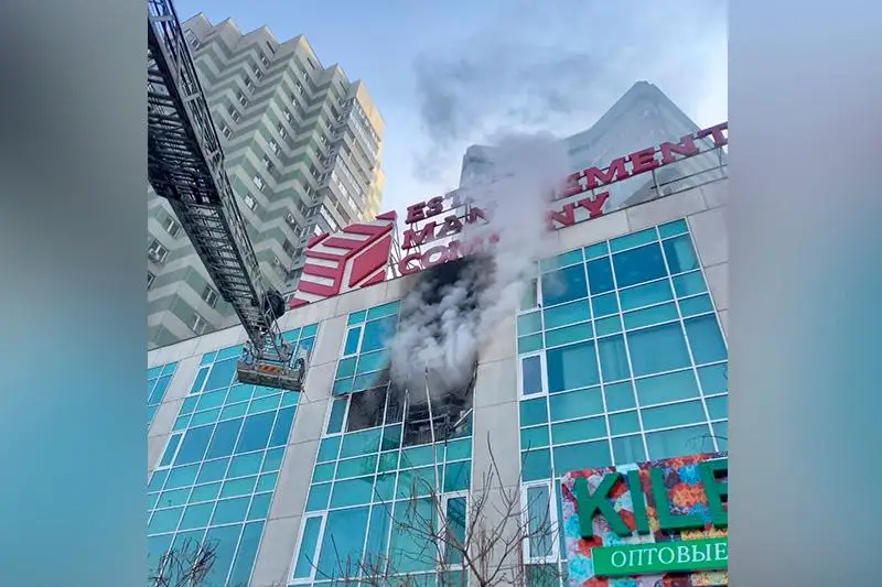 Бизнес-центр загорелся в Алматы