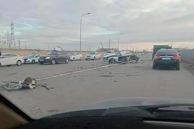 Qaraǵandyda jolaýshylar avtobýsy apatqa ushyrap, 1 adam kóz jumdy