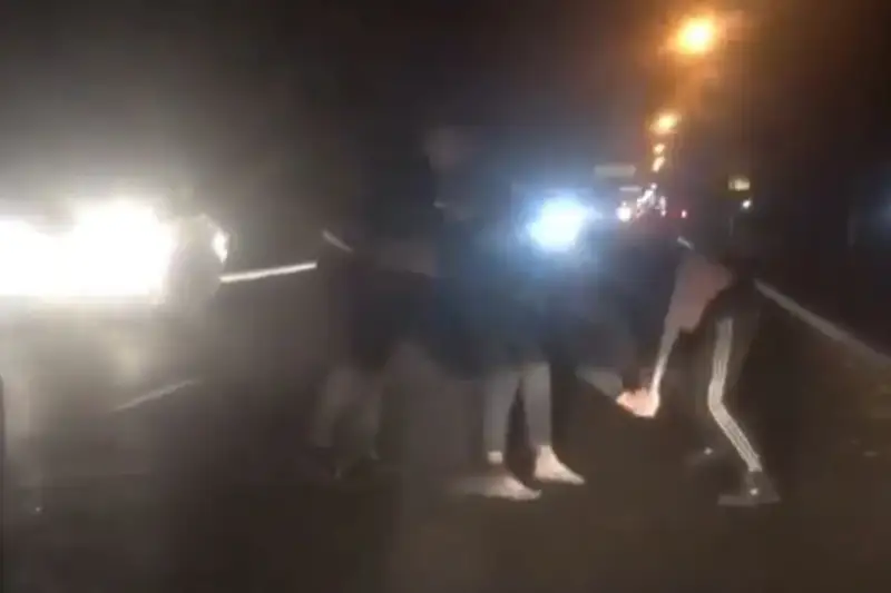 Almaty polıtsııasy tún ishinde tóbeleskenderdi taba almady