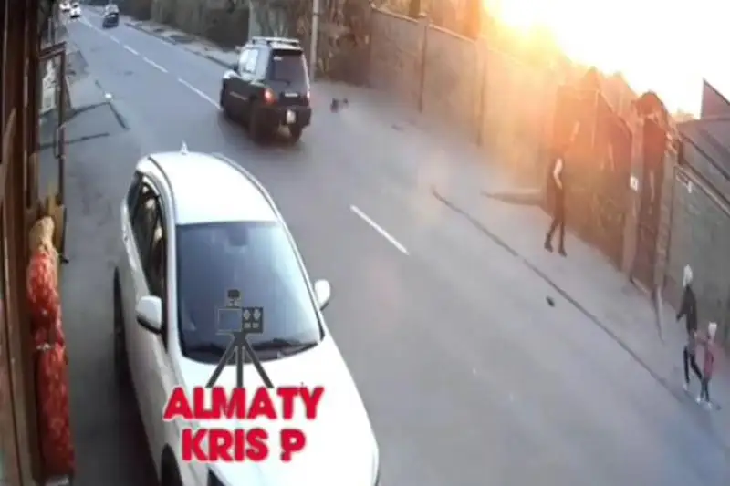 Алматыда жолға жүгіріп шыққан баланы көлік қақты