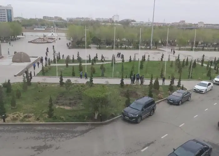 Атырауда блогер тұрғындардың әкімдік алдына жиналуына себепкер болған