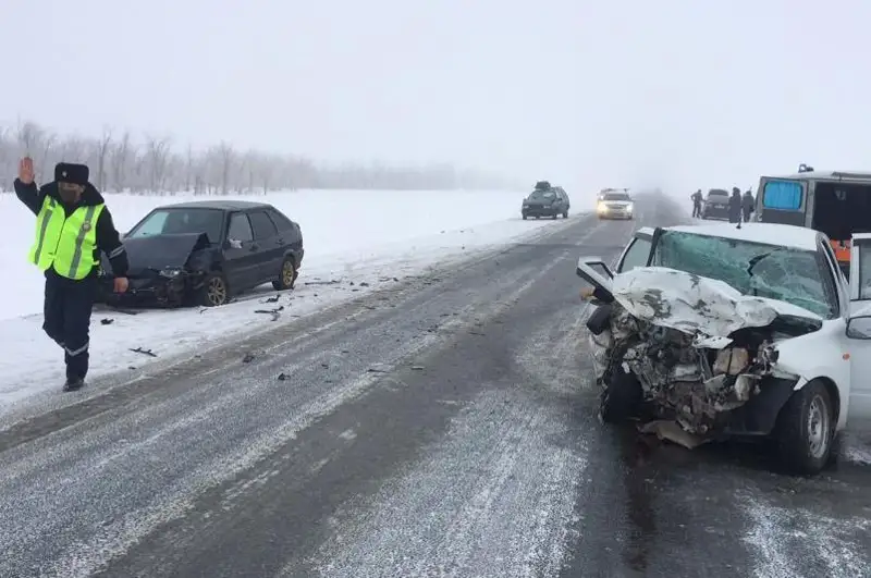 Пять автомашин столкнулись в ЗКО, один человек скончался