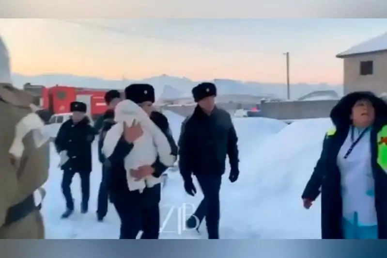 Almatylyq polıtseı qulaǵan ushaqtaǵy náresteni qalaı qutqarǵanyn aıtyp berdi