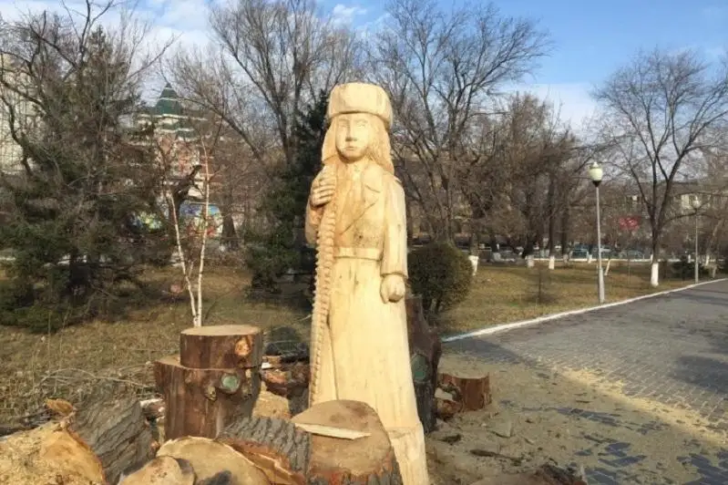 Семейдегі Мәншүк Мәметованың ағаштан жасалған мүсіні алынып тасталды
