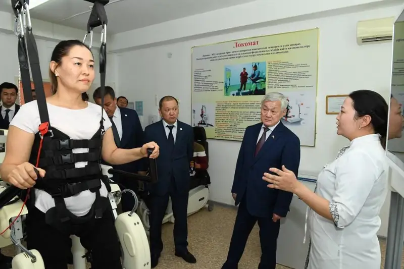 Berdibek Saparbaev Qyzylordada múmkindigi shekteýli jandardy ońaltý ortalyǵynda boldy