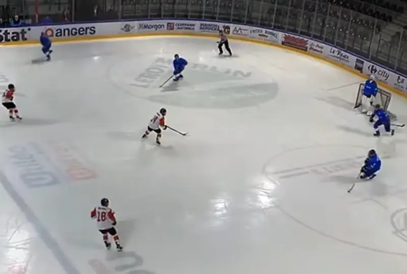 Казахстан разгромил Японию на юношеском чемпионате мира по хоккею