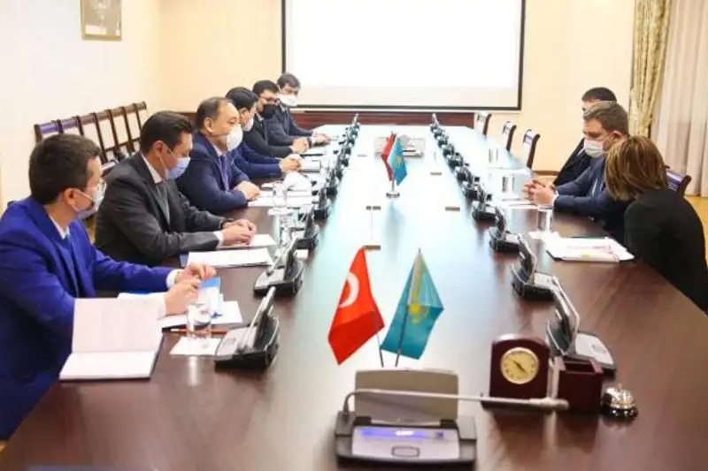 Nur-Sultanda túrik ınvestorlary medıtsınalyq buıymdar shyǵaratyn kásiporyn salady