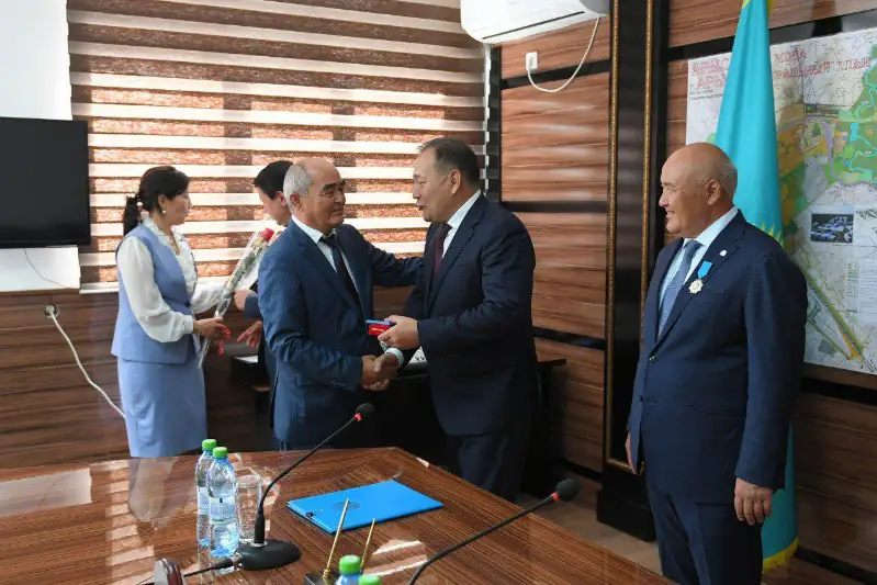 Eraly Toǵjanov Kásipodaqtar kúnine arnalǵan saltanatty sharaǵa qatysty