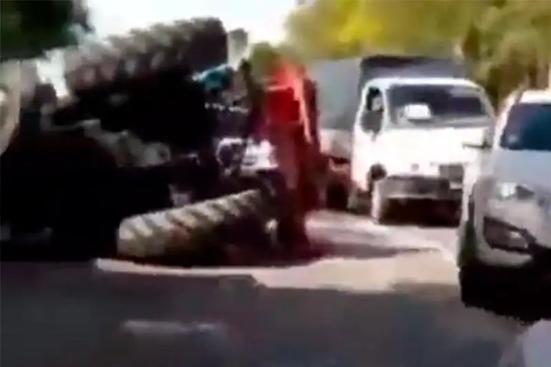Atyraýda eki kólikpen soqtyǵysqan traktor aýdarylyp qaldy