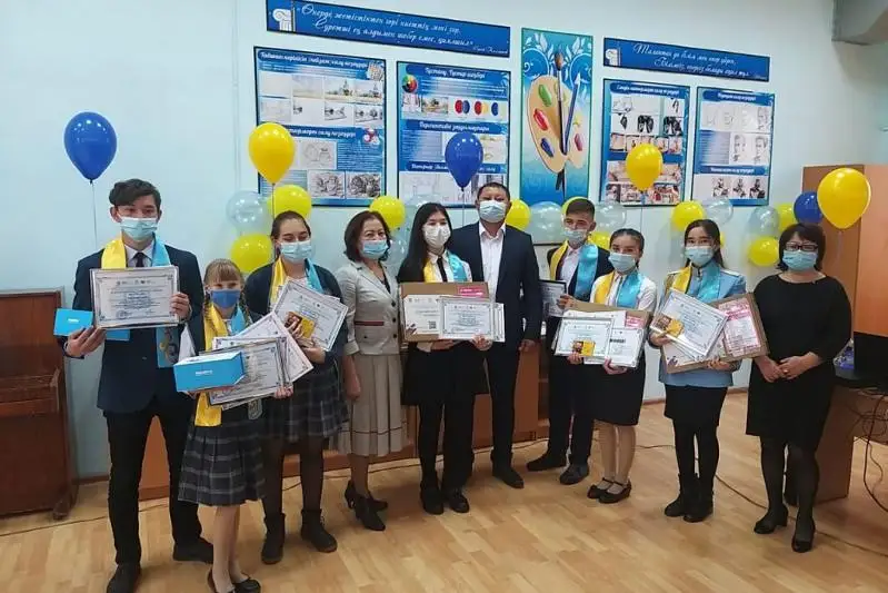 ShQO-da 100 volonter aýyl oqýshylaryna onlaın bilim berdi