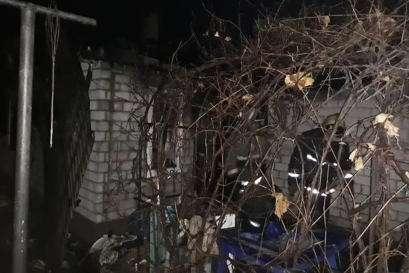 Tótenshe jaǵdaılar qyzmetkeri qaıǵyly jaǵdaıdyń aldyn alyp, ózi jaraqattandy