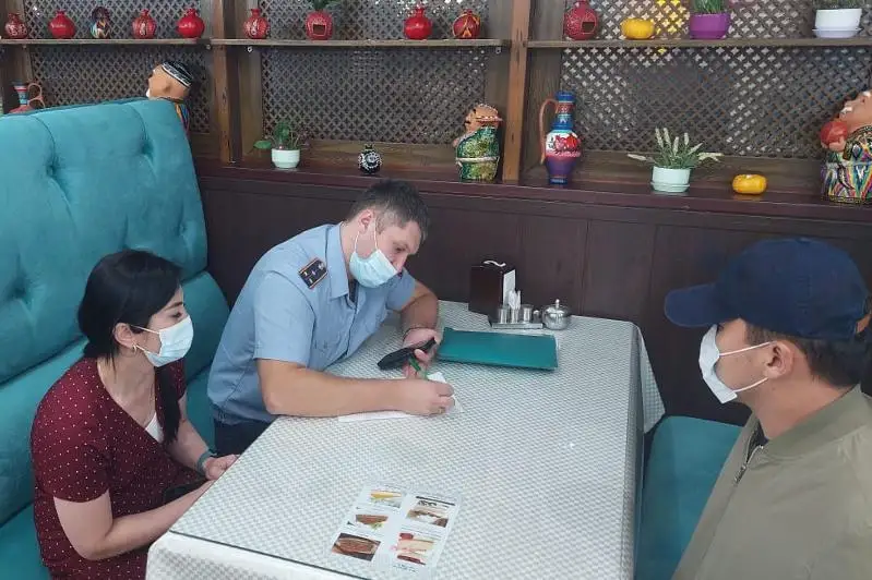 Astanada esigin jaýyp alyp jumys isteıtin kafe-barlar azaımaı otyr